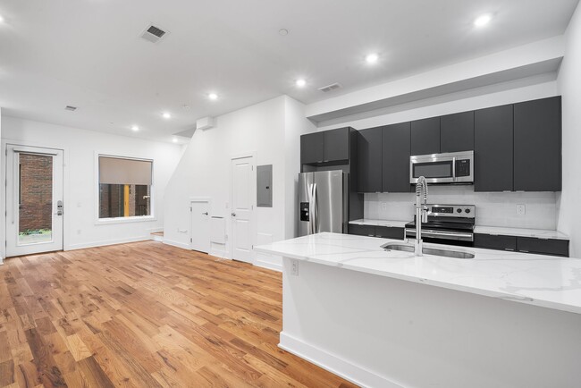 Building Photo - 4 Bed 3.5 Bath Townhomes 2176 sqft