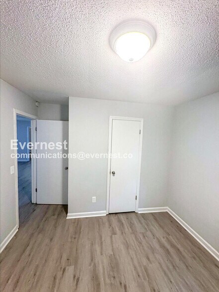 Building Photo - 727 W Creek Cir