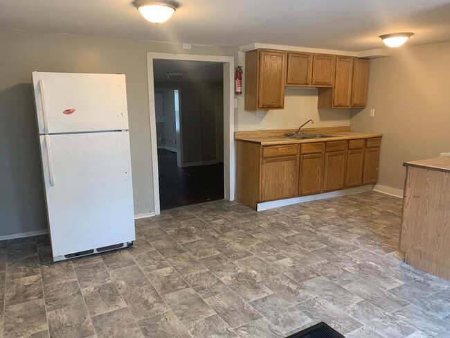 Building Photo - 3 bedroom 1.5 bathroom located in Carlisle...