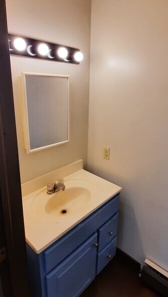 Bath/Lndry - 414 Lower Main St