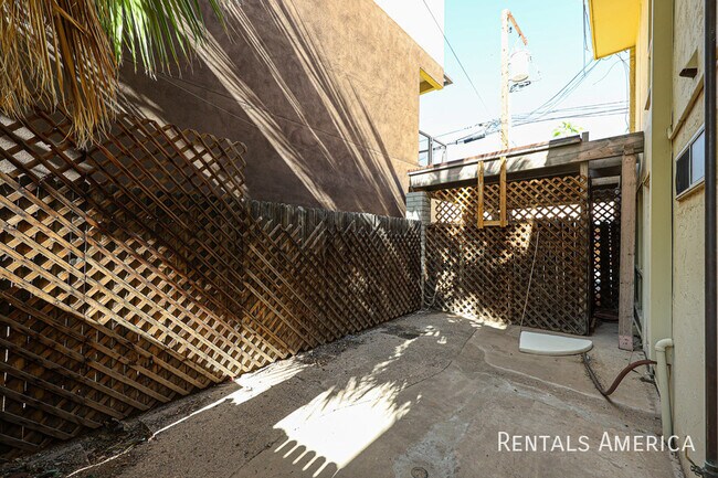 Building Photo - 4824 N Woodmere Fairway