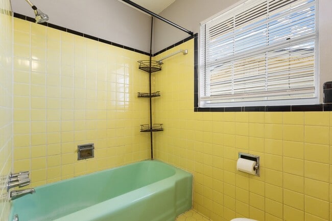 Building Photo - Charming Home Awaits: Spacious & Modern Living in a Prime Location