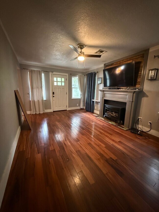 Building Photo - 2 bed/1 bath Norman Cottage