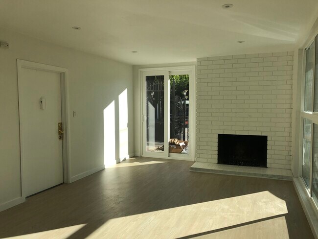 Building Photo - 2441 N Beachwood Dr