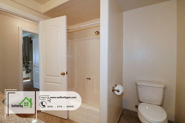 Building Photo - 256 Newport Dr