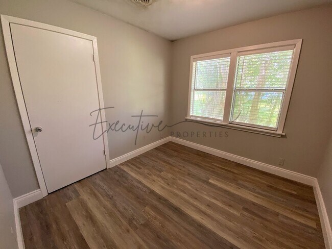 Building Photo - Updated 3-Bedroom Home with Bonus Room & F...