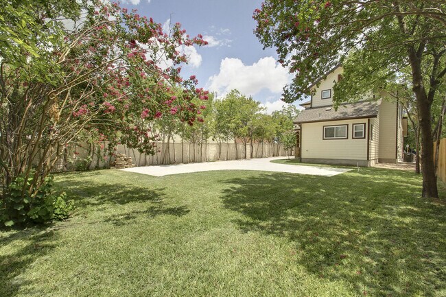 Building Photo - UT PRE-LEASE: Wood Floors, North Campus, L...