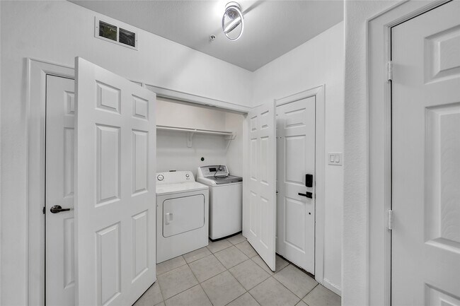 Building Photo - 6633 W Sam Houston Pkwy S