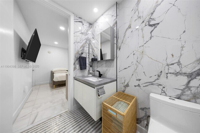 Building Photo - 700 NE 26th Terrace