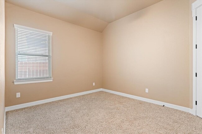 Building Photo - 916 Easton Dr