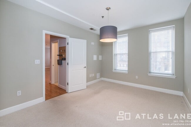 Building Photo - 1 Bed/1 Bath off 14th St NW!