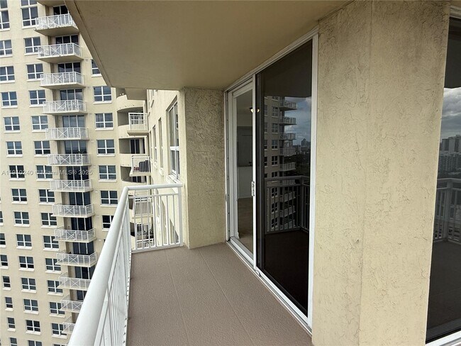 Building Photo - 19501 W Country Club Dr