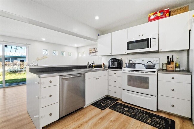 Building Photo - 5402 NW 25th Terrace