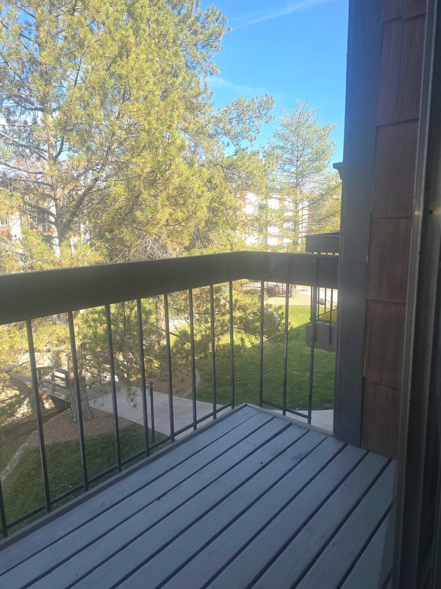 Building Photo - 3150 Lakeside Dr