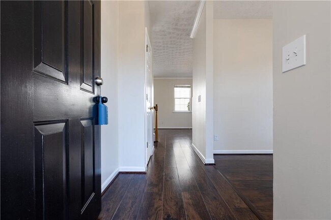 Building Photo - 317 W Oaks Trail