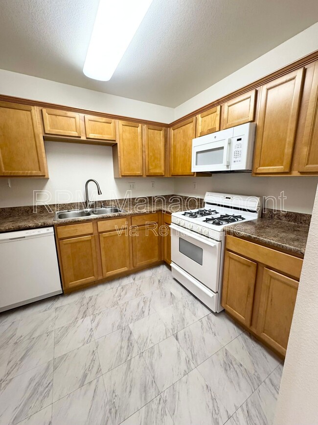 Building Photo - 843 Hayworth Ave