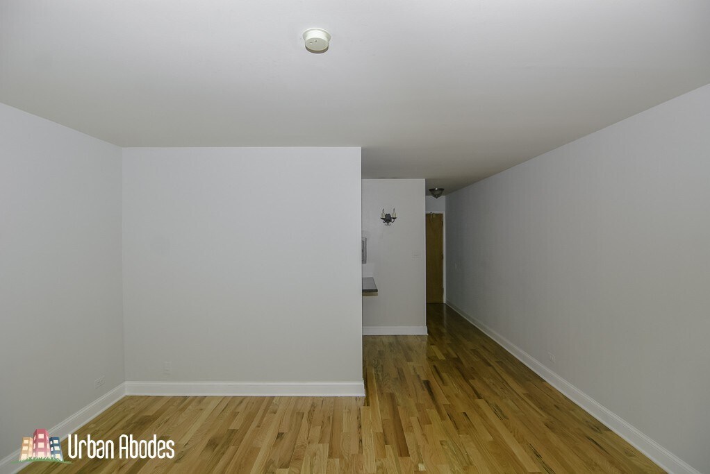 Building Photo - 648 W Wrightwood Ave