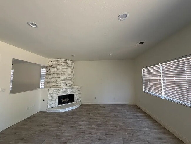 Building Photo - "Charming 3-Bed Oasis with Cozy Fireplace on Lighthouse Dr, Bakersfield!"