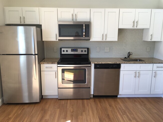 Building Photo - 875 Elm St