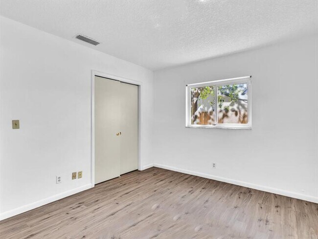 Building Photo - 899 NW 6th Dr