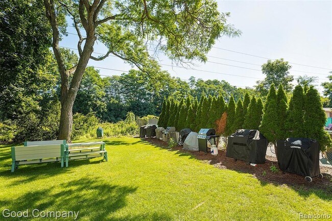 Building Photo - 946 N Adams Rd