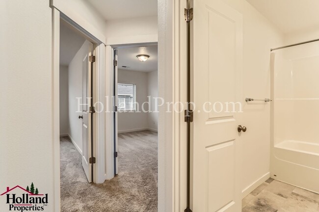 Building Photo - Gorgeous & Spacious Single-Home 3 beds 2.5 bath Available for you! NEW PRICE!