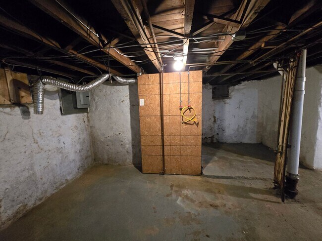 Building Photo - 3 Bedroom House