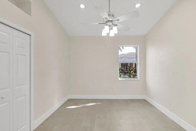 Building Photo - 1255 SW Maplewood Dr