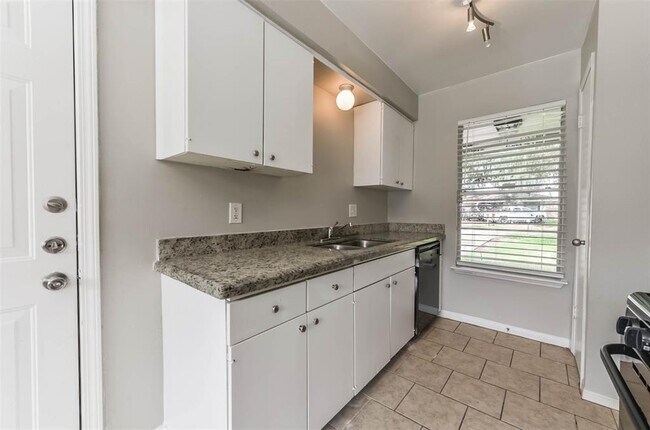 Building Photo - 5339 Castlecreek Ln