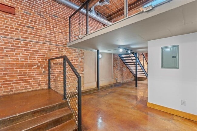 Building Photo - 644 Wells St SW