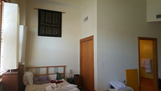 Building Photo - 59 College St