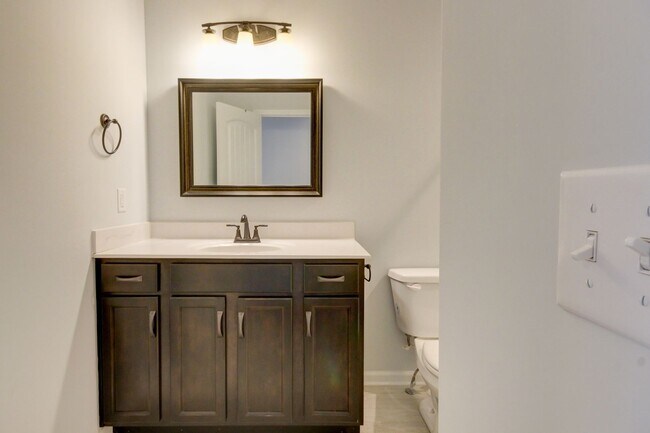 Building Photo - mega Huge wow. 4 bed 3 bath.