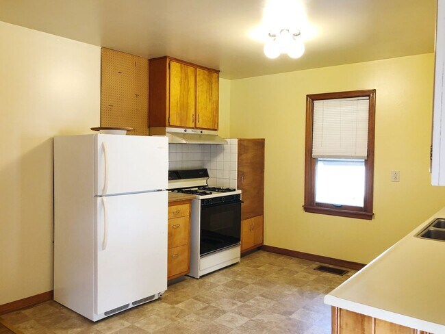 Building Photo - 417 E Hillside Dr