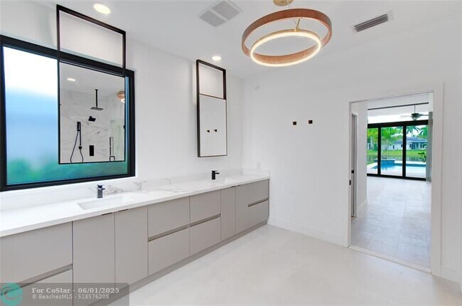 Building Photo - 2550 Jardin Terrace