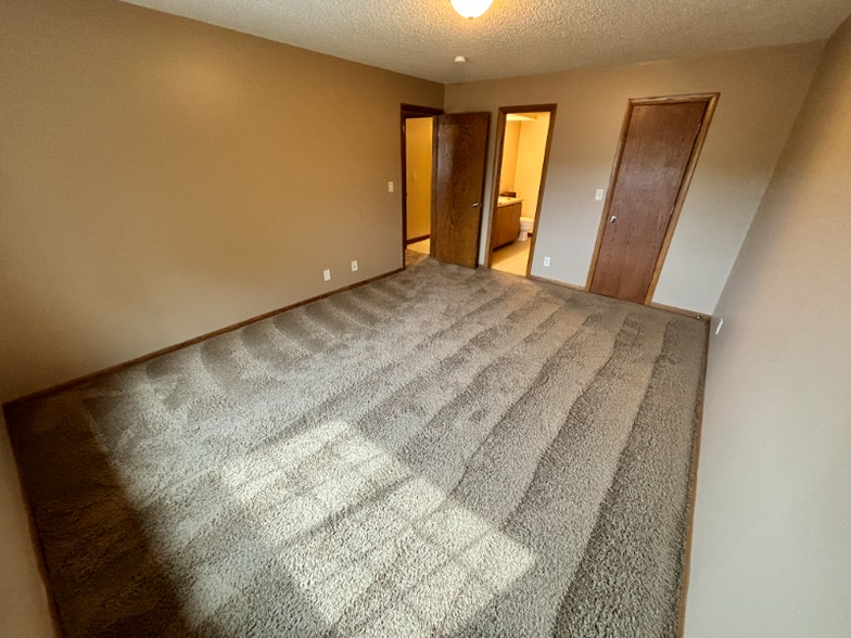 Building Photo - 5010 Emerald Dr