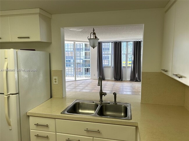 Building Photo - 1915 Brickell Ave