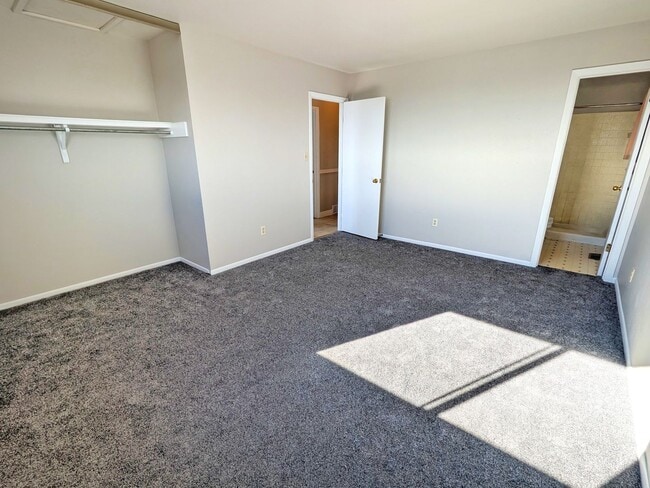 Building Photo - 5 Bedroom Three Bath, Great Location