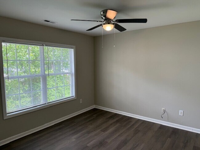 Building Photo - Available Now! MUST SEE!