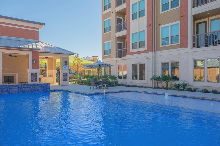 SPARKLING POOL - Regency Lofts