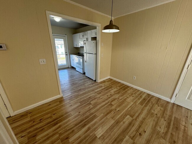 Building Photo - 2 Bedroom 1 Bath Condo Style Apartment