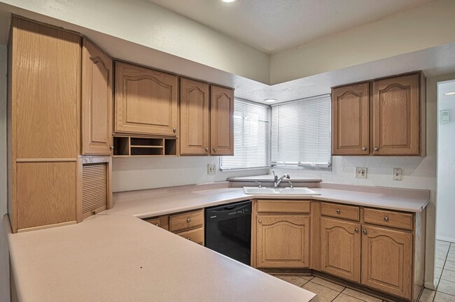 Building Photo - 6 Bedroom 3.5 Bath, Large Pool and Backyard