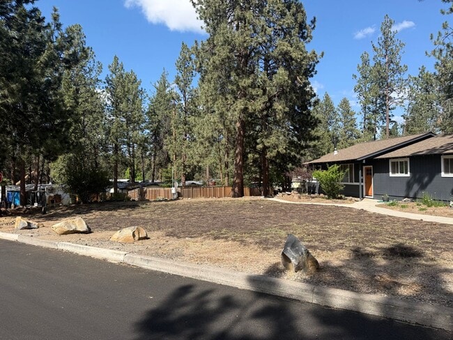Building Photo - Spacious 4 Bed/3 Single Family Home in SW Bend - Large Backyard
