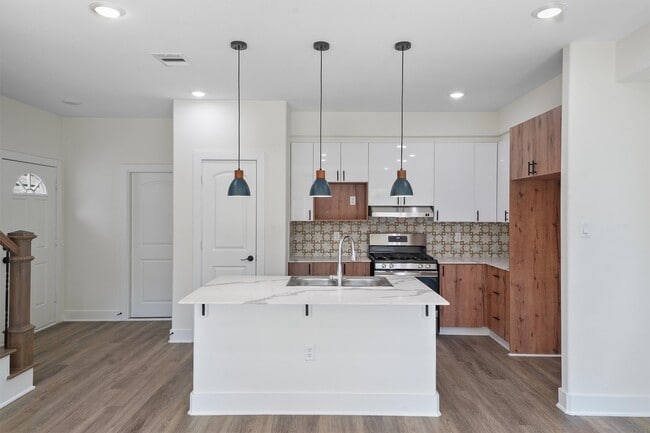 Building Photo - 855 S Victory Dr