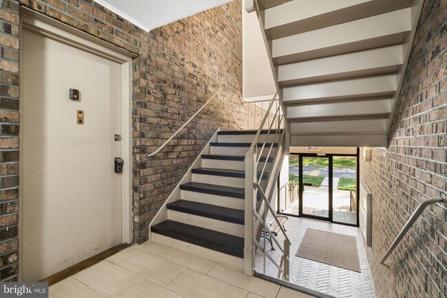 Building Photo - 9 Silverwood Cir