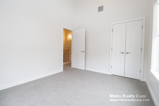 Building Photo - 37 Cottage Park Ave