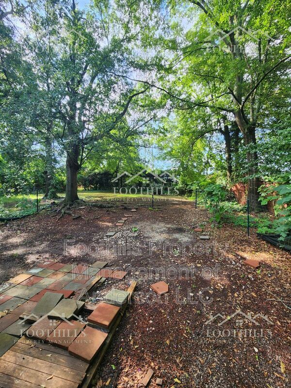 Building Photo - 204 Pine Ln
