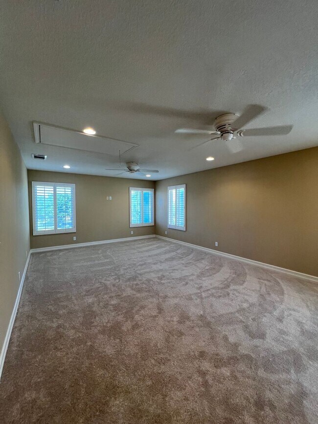 Building Photo - Tustin 3 bed 2.5 bath + office and bonus room