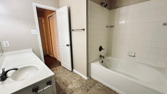 Building Photo - 5 Bedroom Home in Dover Subdivision!