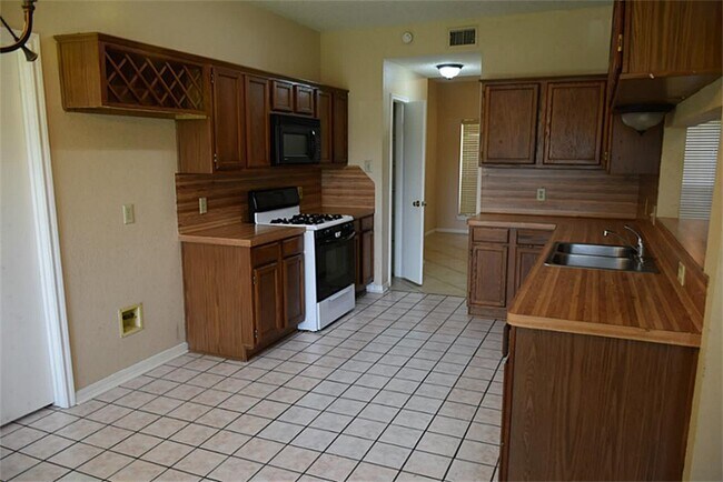 Building Photo - 4718 Sunshine Dr