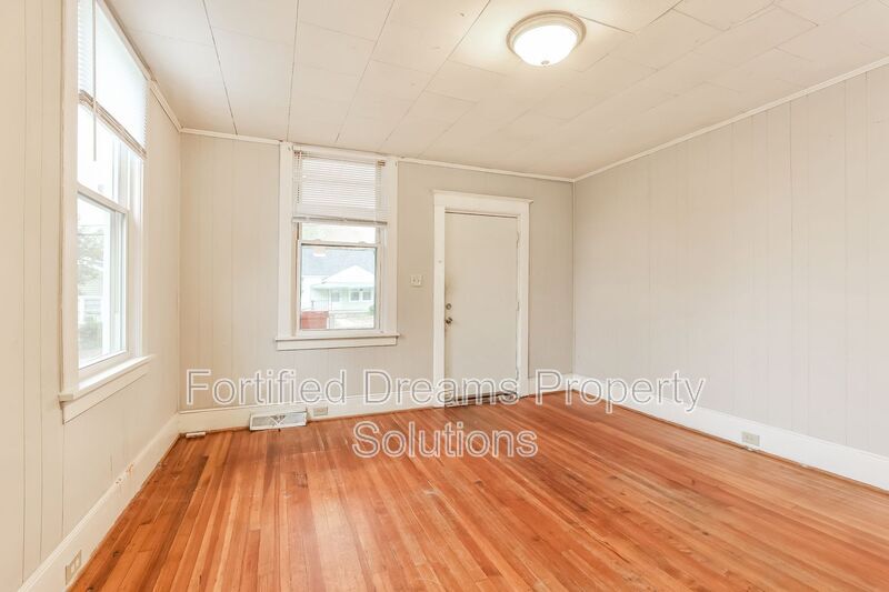 Building Photo - 909 Rich Ave